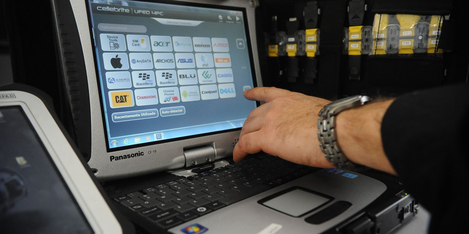 Equipamentos usados em perícia de celulares e computadores